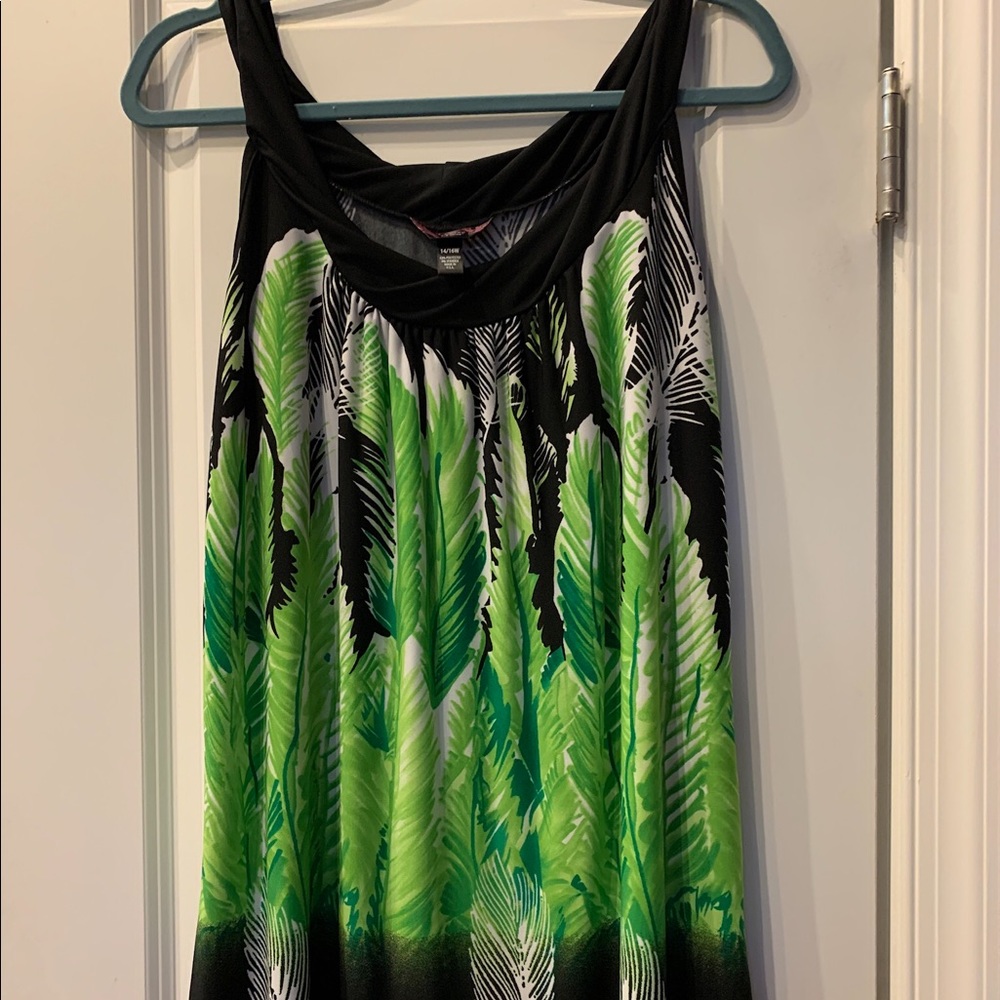 Sleeveless Black & Green 🍃 pattern flowing tank style long shirt. Size 14/16W